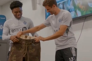 开云体育-已经成温哥华活宝啦！穆勒给为自己让出号码的队友送皮裤