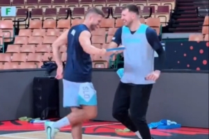 开云-湖人官博发布东契奇与队友的训练视频：热身的时候皮一下