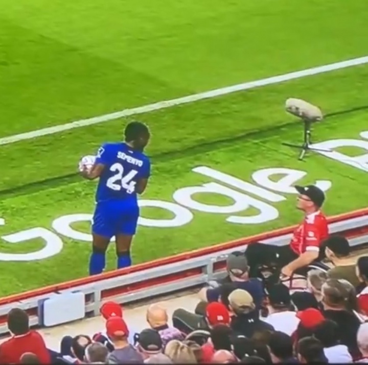 47岁男子坐轮椅场边辱骂塞梅尼奥 默郡警方已将其逮捕