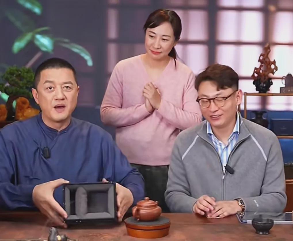 李亚鹏接不住泼天流量,首场直播卖茶叶和紫砂壶,快急死网友了