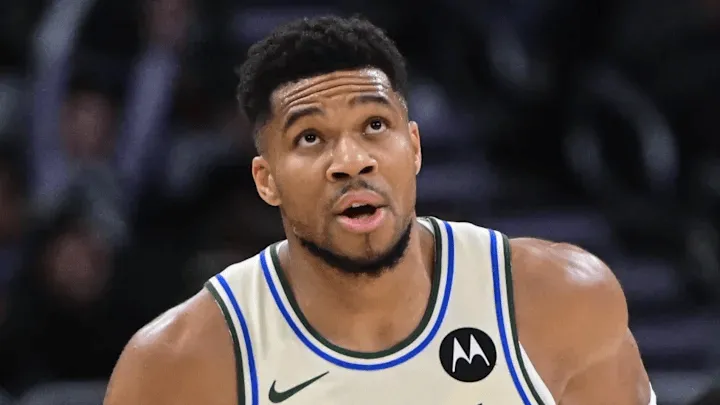 开云体育官网-字母哥三节7投5中，罚球6中3得到13分11篮板4助攻2失误