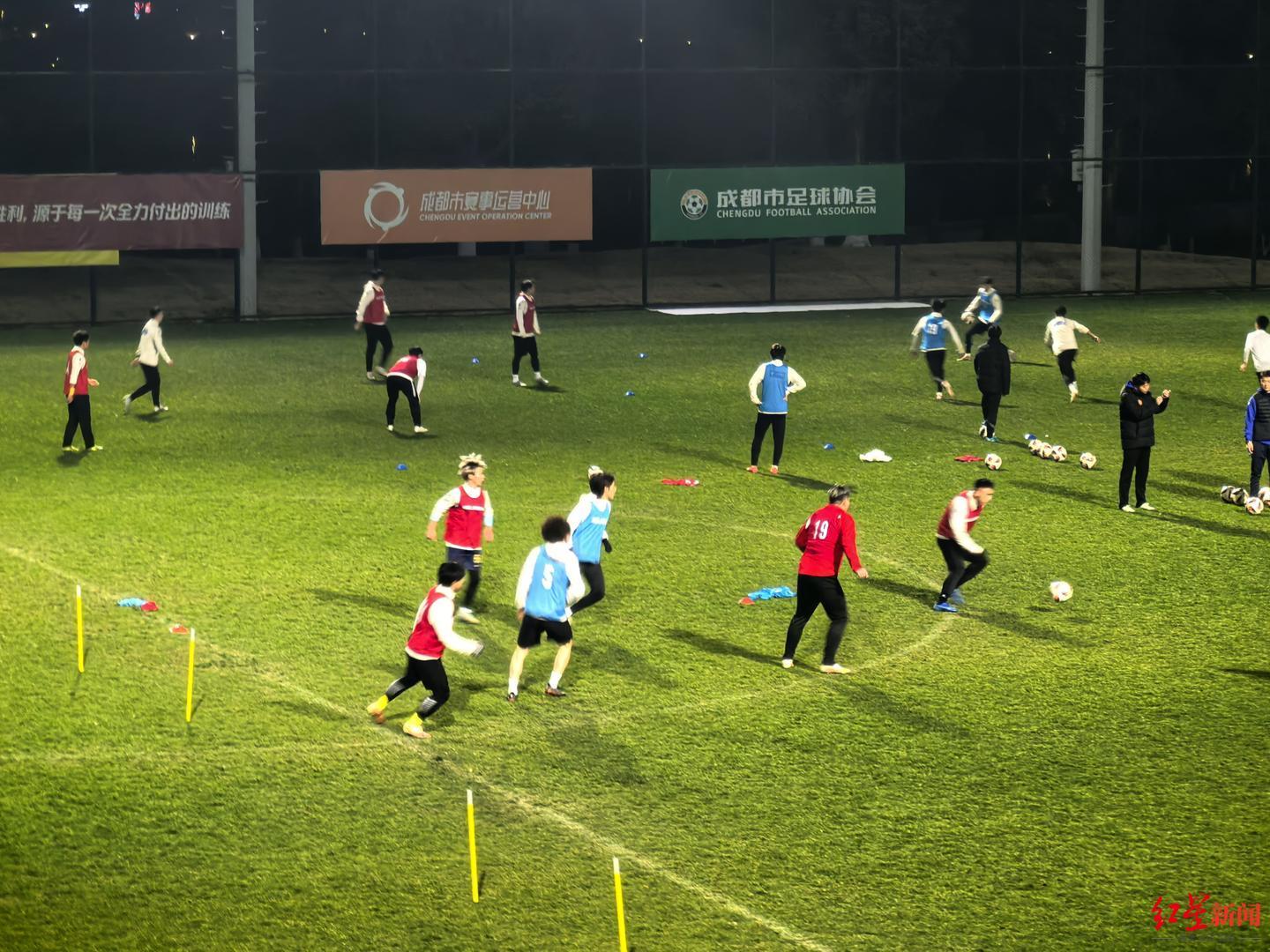 成都锦城队提前一个多月开始冬训,年龄最大球员每天跑动5000米