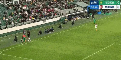 kaiyun.com-胡荷韬禁区边缘对王刚犯规，裁判出示黄牌警告